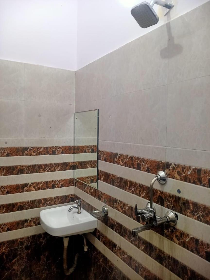 Hotel Rudra Residency Near Railway Station Матхура Экстерьер фото